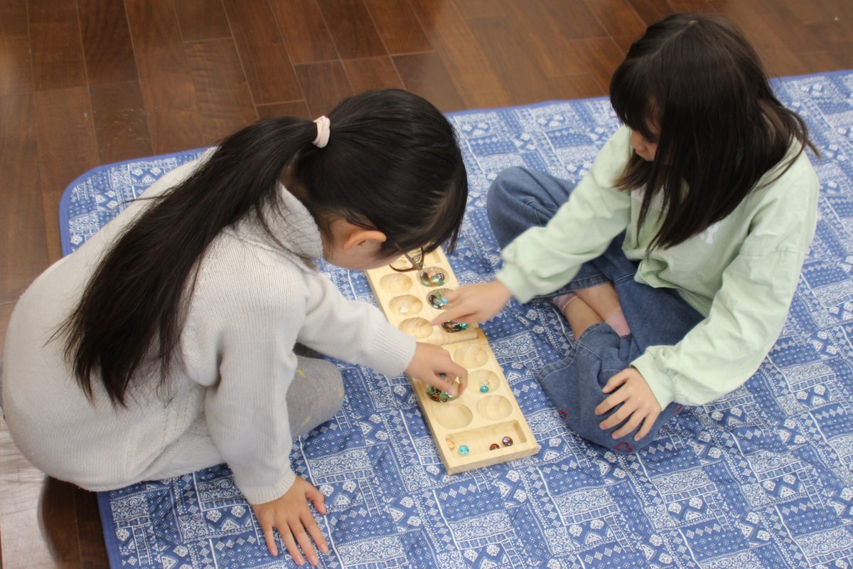 マンカラを楽しむ子どもたち