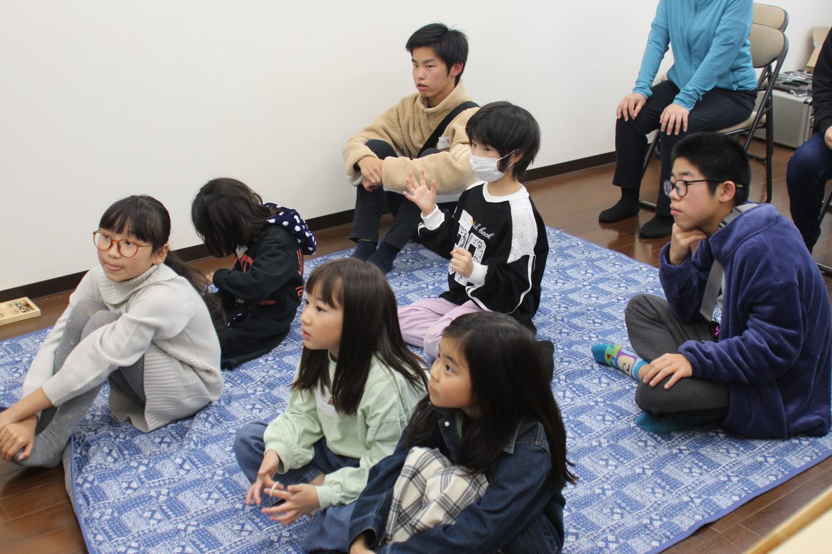 お話を聞く子どもたち
